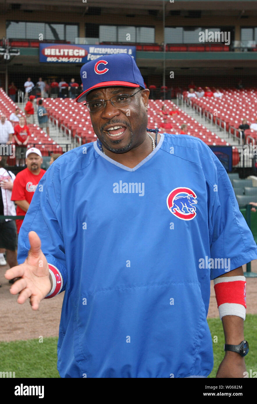 Chicago Cubs manager Dusty Baker talks with teammates during batting ...