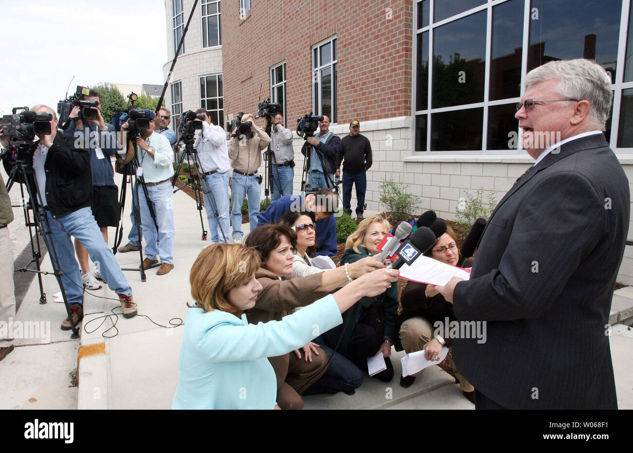 Procecuting attorney Robert Parks talks to reporters about Shannon Torrez, the women who allegedly kidnapped a week old baby and slashed the throat of the mother after the woman was arraigned in the Franklin County Courthouse in Union, Missouri on September 21, 2006. Torrez has been charged with the kidnapping of 12-day-old baby Abby Woods that occured on September 15 in nearby Londell, Missouri. On September 15, the mother, Stephanie Ochsenbine, 21, called police and said a women attacked her with a knife after entering her home to use the telephone. The attacker cut her throat and escaped wi Stock Photo