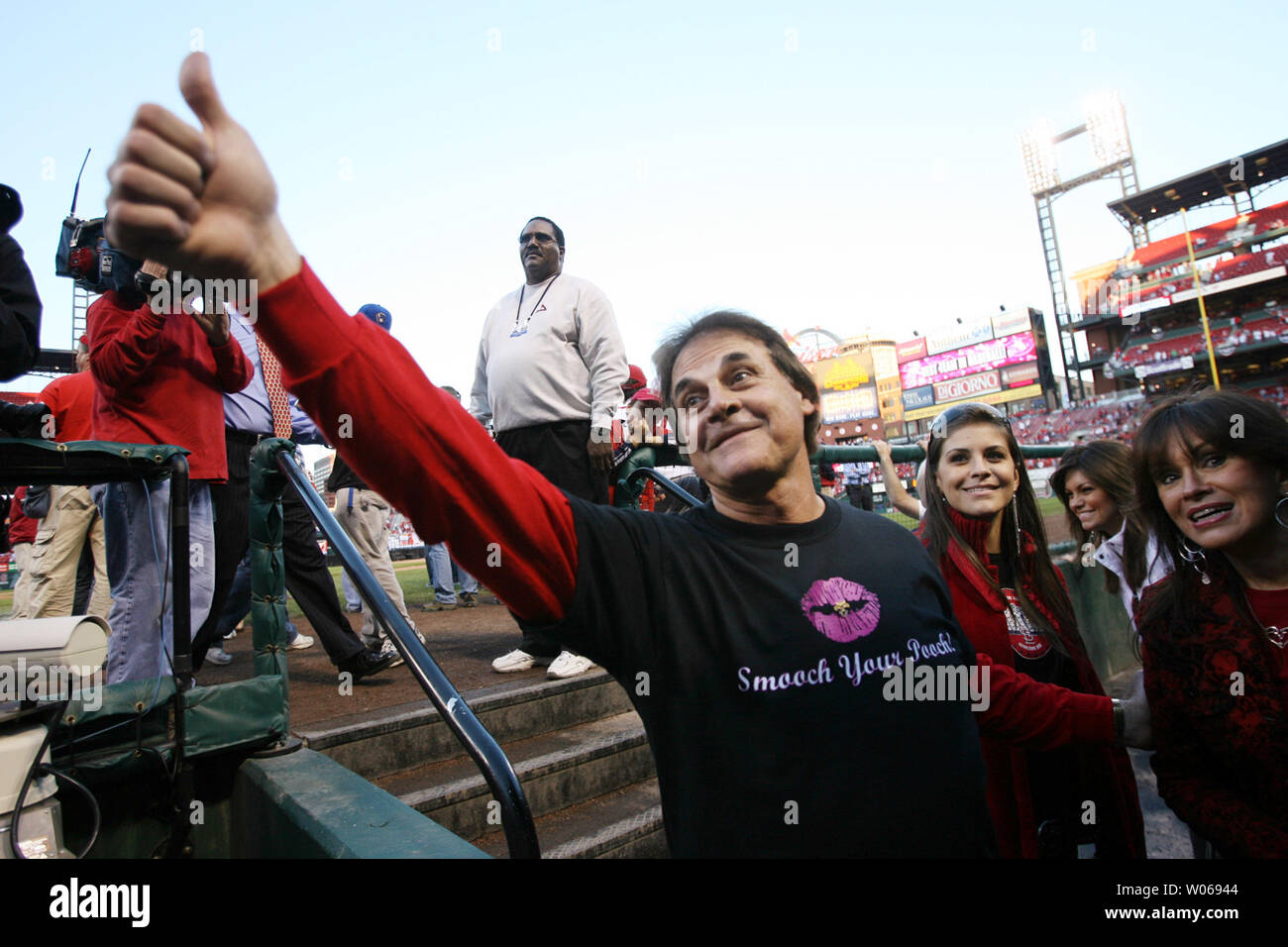 St. Louis Cardinals manager Tony La Russa gives a thumbs up to the  ownership seats as he leaves the field with stands with wife Elaine and  daughter Devon during a celebration ceremony