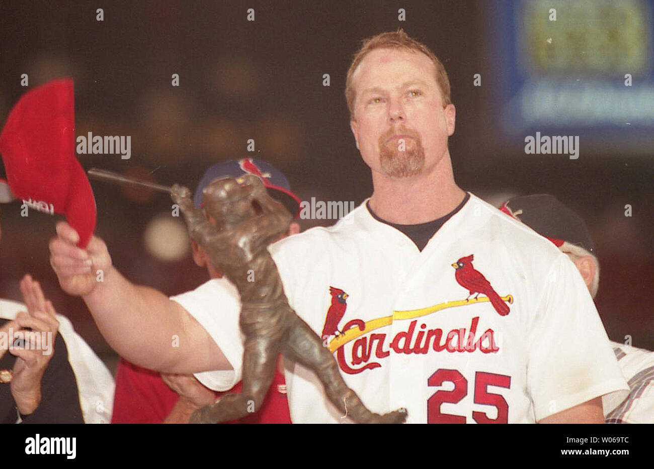 Ex-St. Louis Cardinals slugger Mark McGwire admits to taking steroids while  breaking home run record – New York Daily News