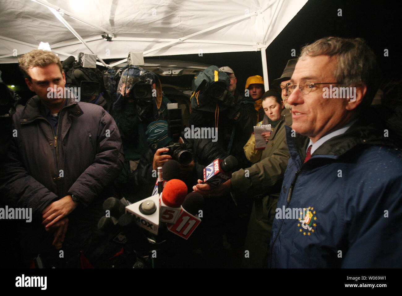 FBI agent Tom Nobel briefs reporters how his agency is processing the scene of an apartment complex where two kidnapped children were found alive and in good condition in Kirkwood, Missouri on January 12, 2007. Found were 13-year old William 'Ben' Ownby who was kidnapped on January 8 as he walked home from school in Beaufort, Missouri in Franklin County, about sixty miles southwest of St. Louis. Police also were surprised to also find 15-year-old Shawn Hornbeck, who has been missing from his Richwoods, Missouri home for four years. Police gave little details except they have arrested 41-year-o Stock Photo