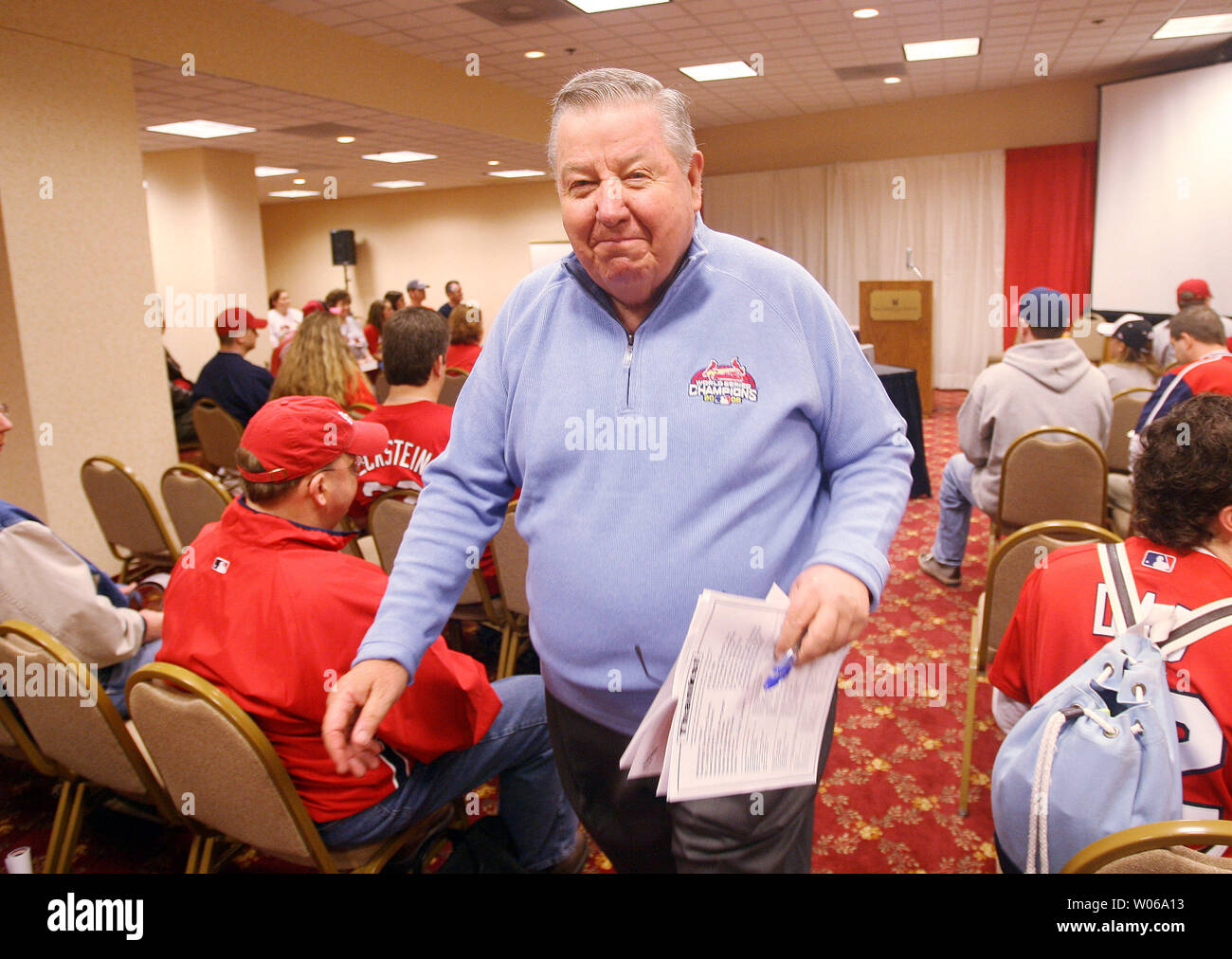 Former NBC golf announcer and Flordia Marlins play-by-play man Jay Randolph, says hello to those that have come to listen to his sports broadcasting session during the Cardinals Winter Warm-Up in St. Louis on January 14, 2007. Randolph has been rehired by KSDK TV to broadcast Cardinals games for the 2007 season.  (UPI Photo/Bill Greenblatt) Stock Photo