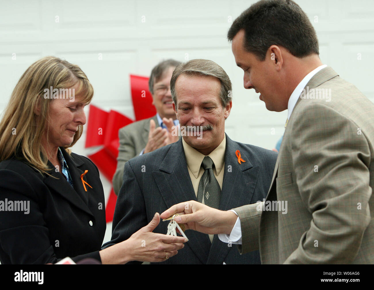 Pam Akers (L) and husband Craig, parents of kidnapped boy Shawn