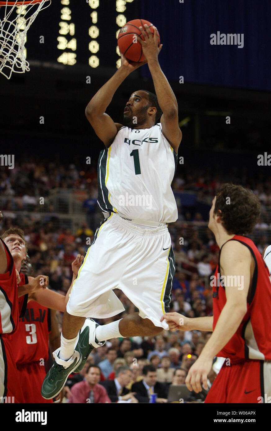 Oregon Ducks Malik Hairston (1) cuts through the UNLV Runnin' Rebels defense as he scores two points in the first half of the NCAA Midwest Regional at the Edward Jones Dome in St. Louis on March 23, 2007. (UPI Photo/Bill Greenblatt) Stock Photo