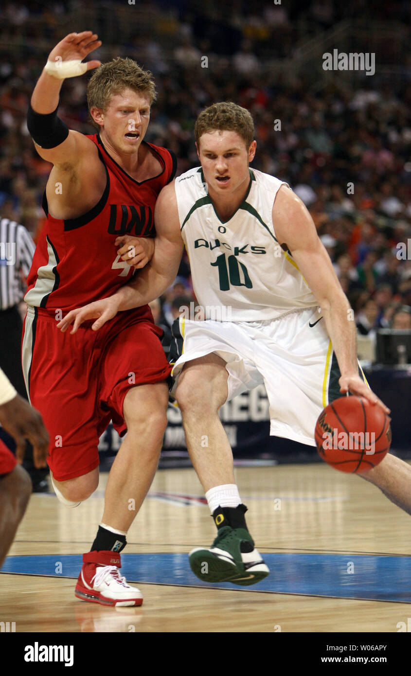 Oregon Ducks Maarty Leunen (R) tries to get past UNLV Runnin' Rebels Joe Darger in the NCAA Midwest Regional at the Edward Jones Dome in St. Louis on March 23, 2007. (UPI Photo/Bill Greenblatt) Stock Photo