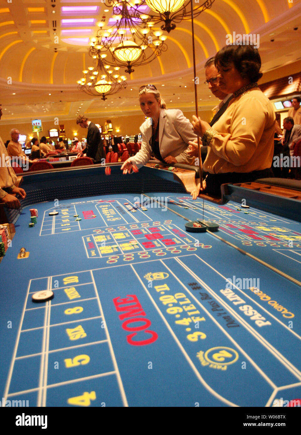Gambler Kelly McMahon throws the dice on the craps table during the grand opening at the new Casino Queen Casino in East St. Louis, Illinois on August 2, 2007. The $92 million, 207,500-square-foot gaming facility, replaces the old riverboat casino and offers more than 1100 slot machines.  (UPI Photo/Bill Greenblatt) Stock Photo