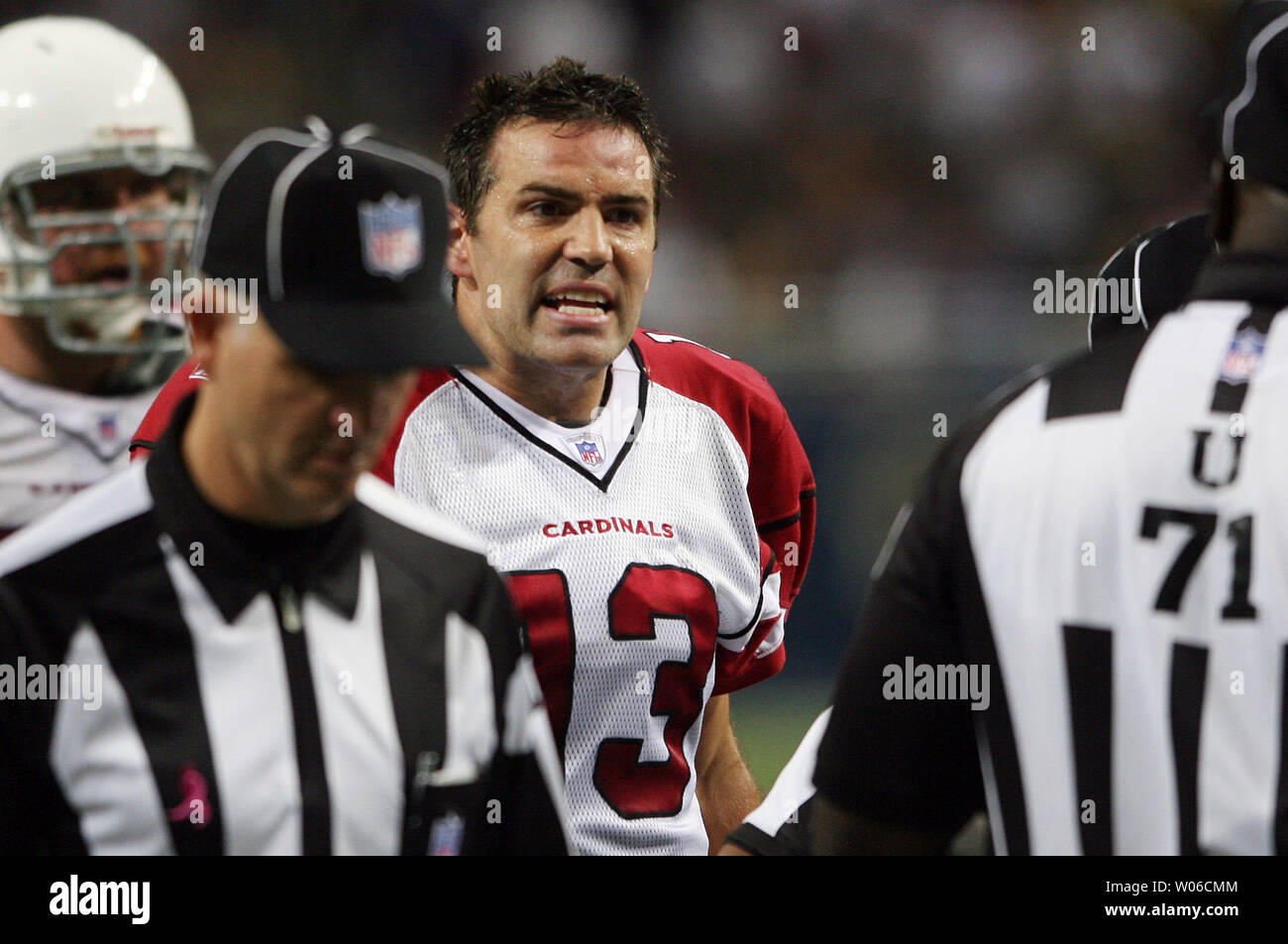 Arizona Cardinals quarterback Kurt Warner (C) argues with officials after a touchdown is being reviewed during the second quarter in a game against the St. Louis Rams at the Edward Jones Dome in St. Louis on October 7, 2007.Arizona was awarded the touchdown as they won the game 34-31.  (UPI Photo/Bill Greenblatt) Stock Photo