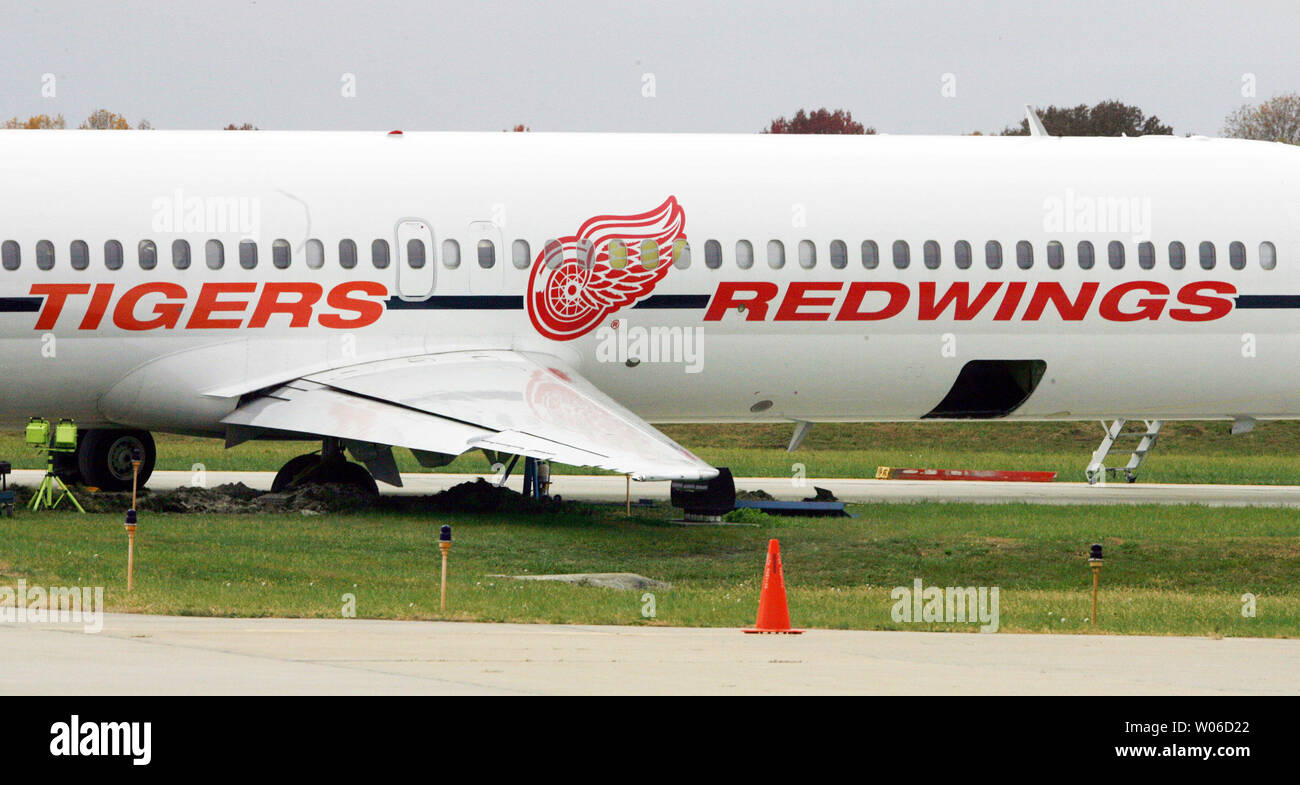 https://c8.alamy.com/comp/W06D22/the-detroit-red-wings-airplane-sits-stuck-in-mud-after-it-tried-to-leave-from-st-louis-downtown-airport-in-cahokia-illinois-on-november-14-2007-the-plane-made-a-sharp-right-turn-causing-a-tire-to-get-stuck-in-the-mud-next-to-a-taxiway-no-one-was-injured-and-team-members-disembarked-the-plane-and-returned-to-their-hotel-to-spend-the-night-upi-photobill-greenblatt-W06D22.jpg