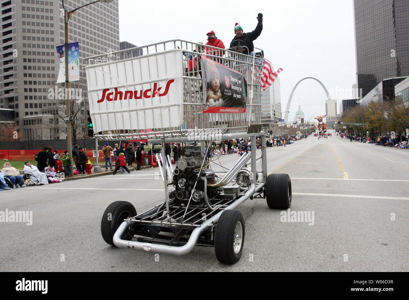 The Schnucks Markets shopping cart, the world's largest shopping cart  motors up Market Street during the Thanksgiving Day Parade in St. Louis on  November 22, 2007. (UPI Photo/Bill Greenblatt Stock Photo - Alamy