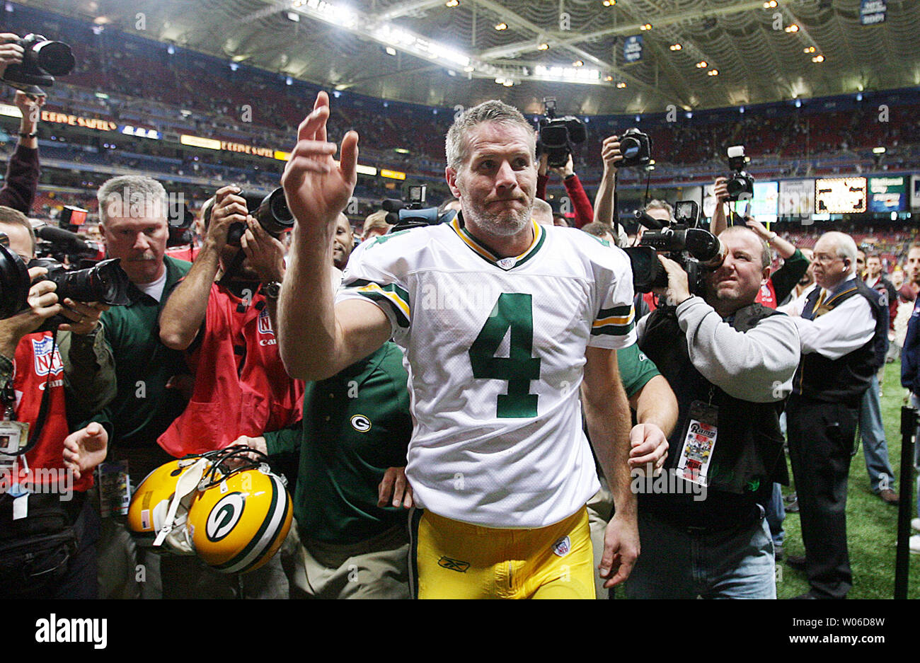 Green Bay Packers quarterback Brett Favre waves to the fans as he leaves the field after defeating the St. Louis Rams 33-14 at the Edward Jones Dome in St. Louis on December 16, 2007. Favre threw for 201 yards and two touchdowns, eclipsing Dan Marino to become the NFL career leader in yards passing. (UPI Photo/Bill Greenblatt) Stock Photo