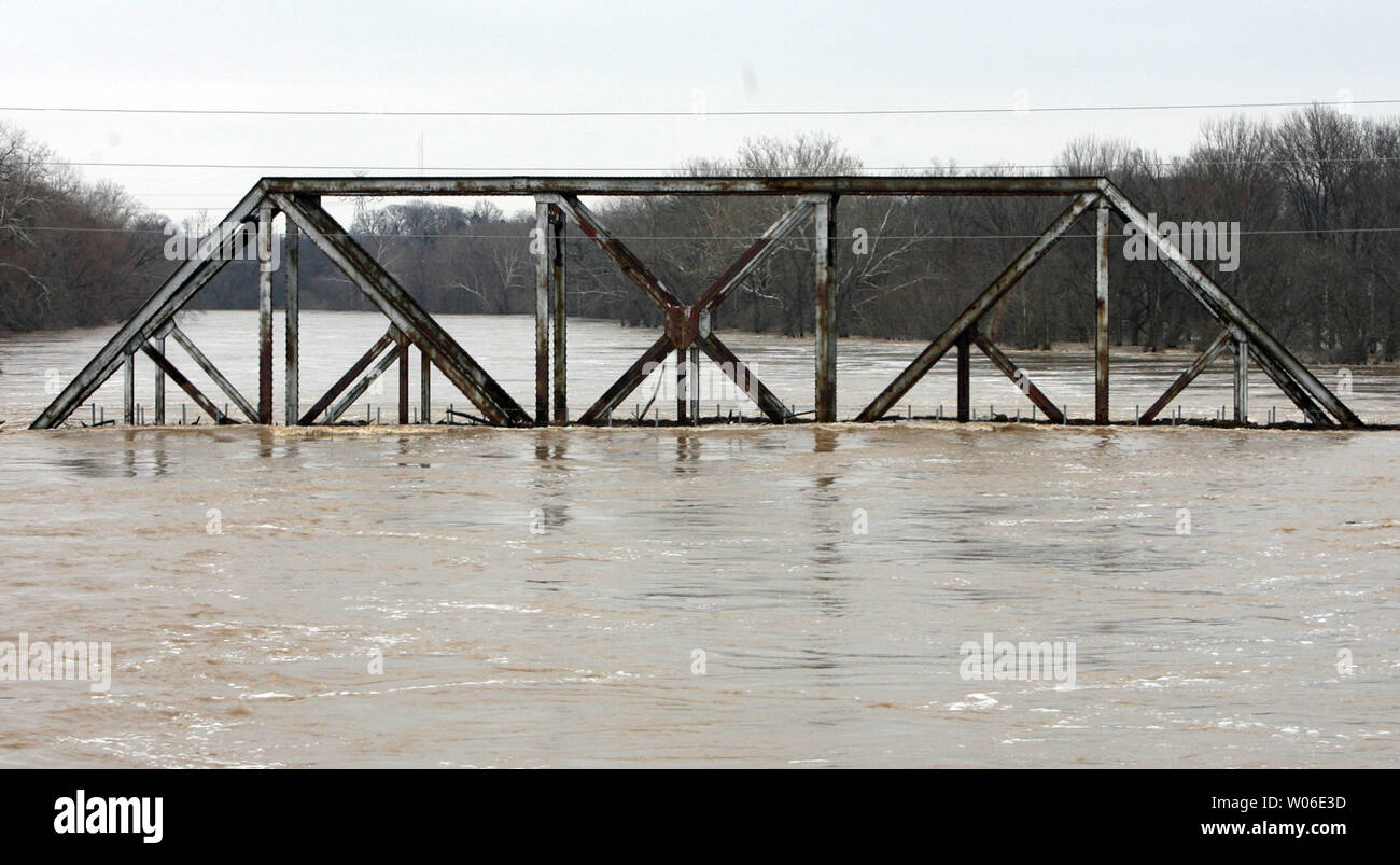 https://c8.alamy.com/comp/W06E3D/a-train-bridge-sits-in-the-flood-waters-of-the-meramec-river-in-valley-park-missouri-on-march-22-2008-sixteen-people-have-been-killed-with-homes-and-businesses-flooded-after-heavy-rains-inundated-the-area-earlier-in-the-week-upi-photobill-greenblatt-W06E3D.jpg