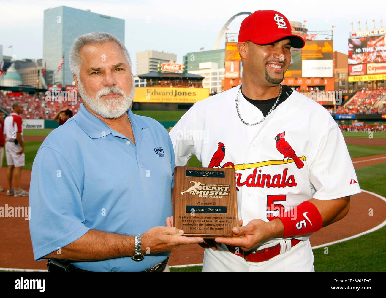 Former St. Louis Cardinals pitcher Al Hrabosky (L) presents Cards 