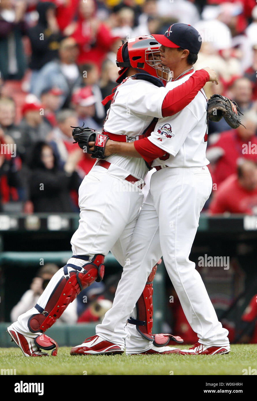 St. Louis Cardinals catcher Yadier Molina (L) gives pitcher Kyle Lohse