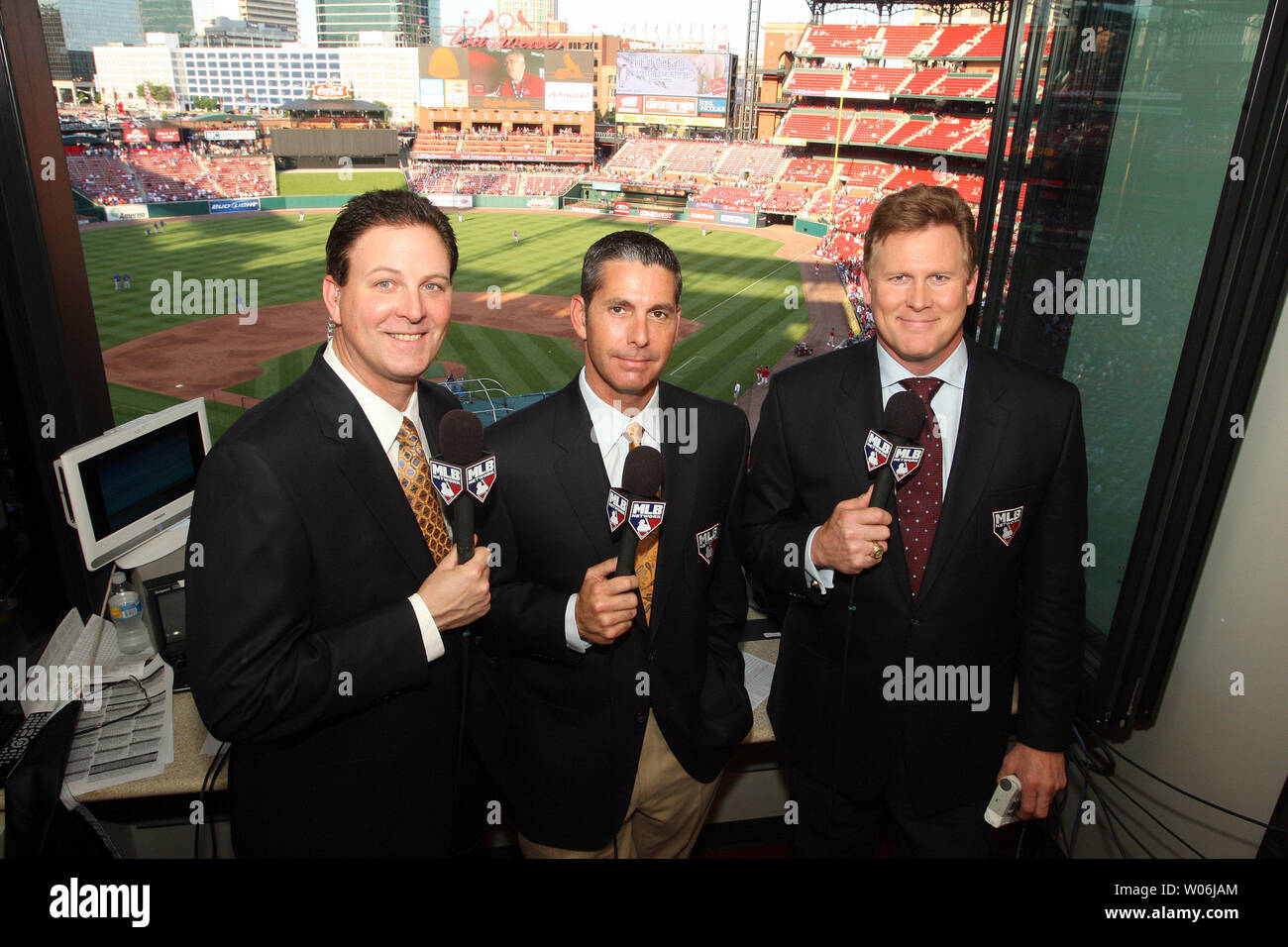 From l r chicago cubs joe hires stock photography and images Alamy