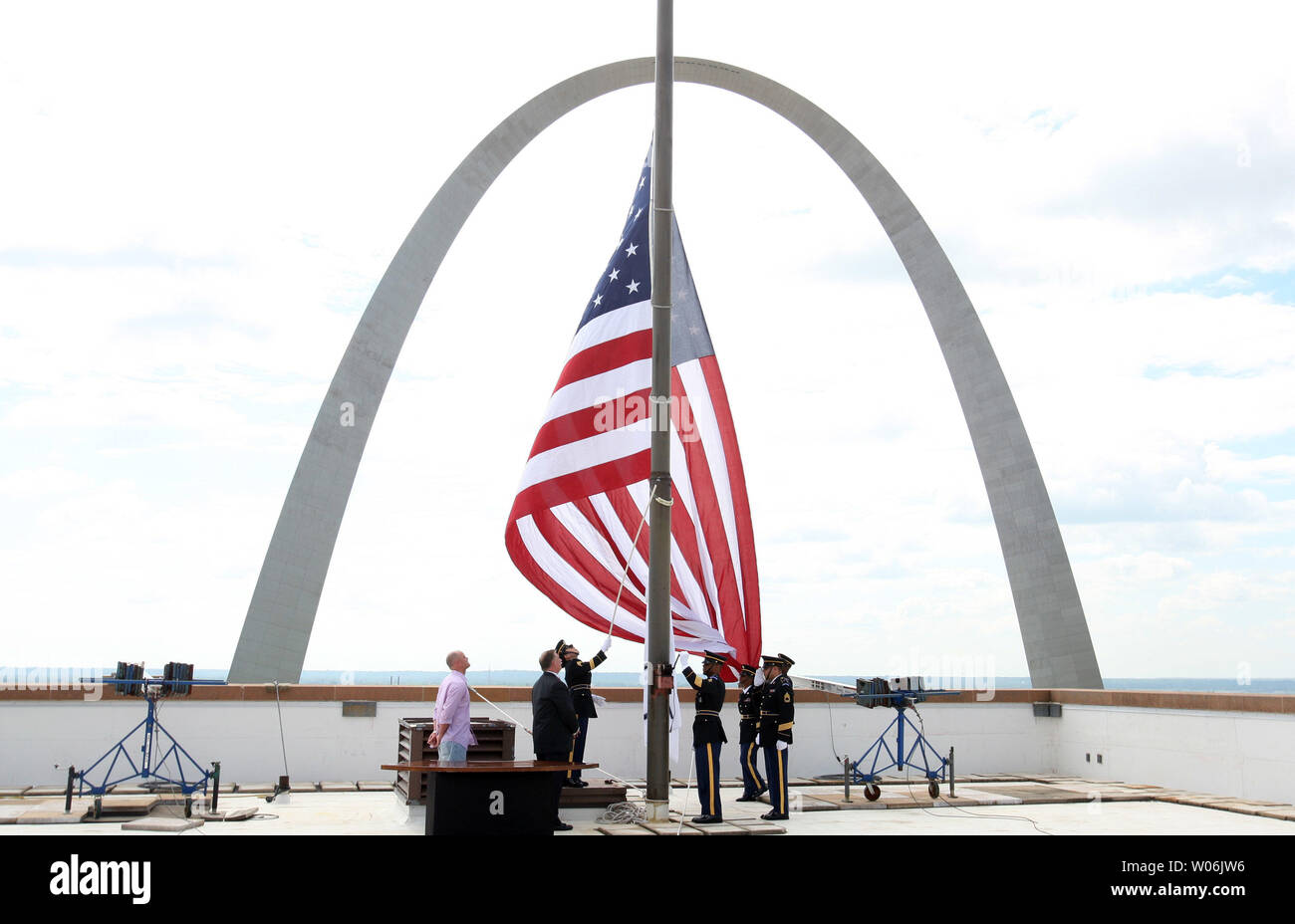 An Army color guard raises an American flag on the roof of the renovated Hyatt Regency next to the Gateway Arch in St. Louis on July 1, 2009. The $63 million renovation on the 910-room hotel is completed in time to be the host hotel for the 2009 All Star Game on July 14. (UPI Photo/Bill Greenblatt) Stock Photo