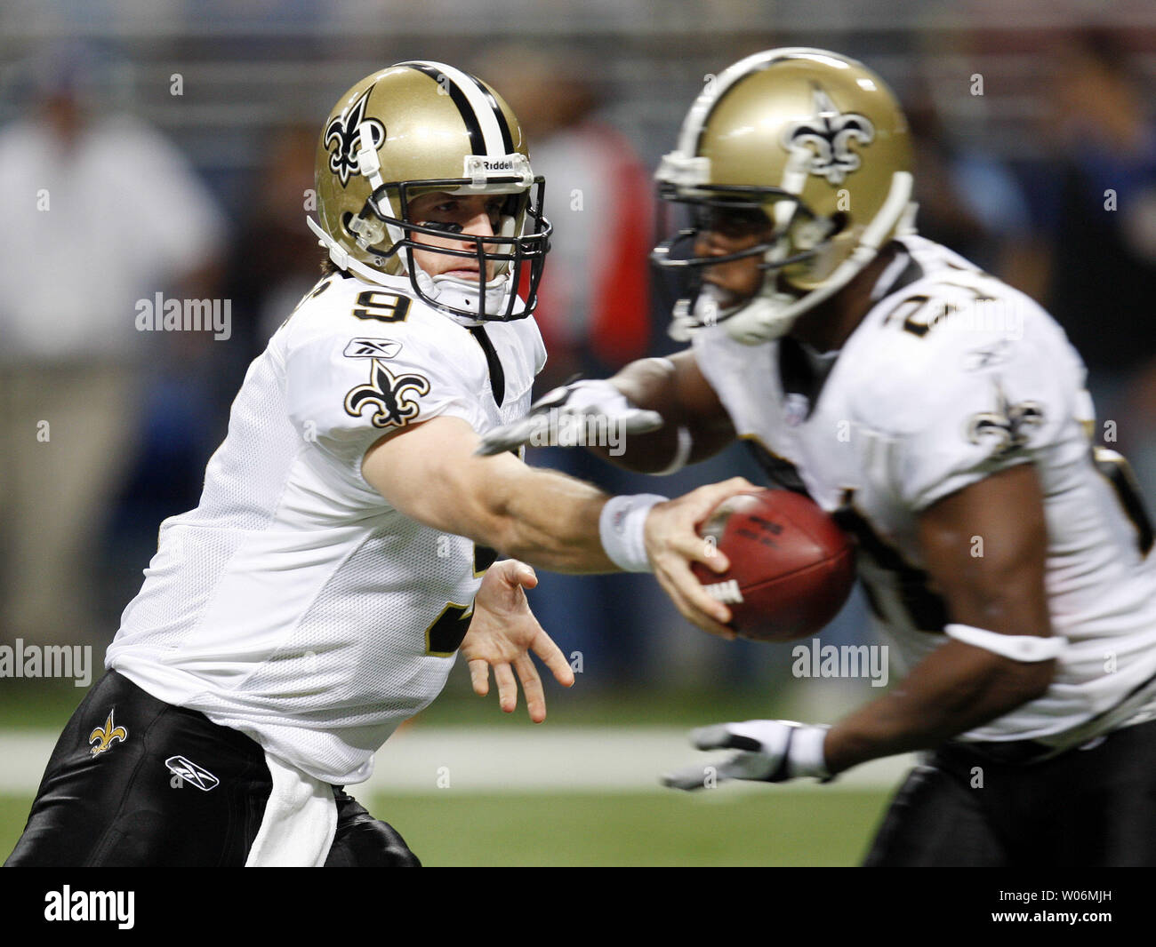 New Orleans Saints quarterback Drew Brees (L) hands the football off to running back Mike Bell in the first quarter at the Edward Jones Dome in St. Louis on November 15, 2009.  New Orleans won the game 28-23.  UPI/Bill Greenblatt Stock Photo