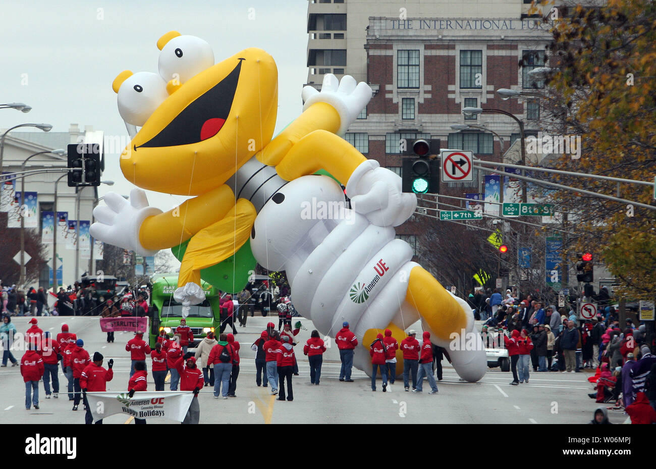 Volunteers fight strong winds to keep the Ameren balloon from falling