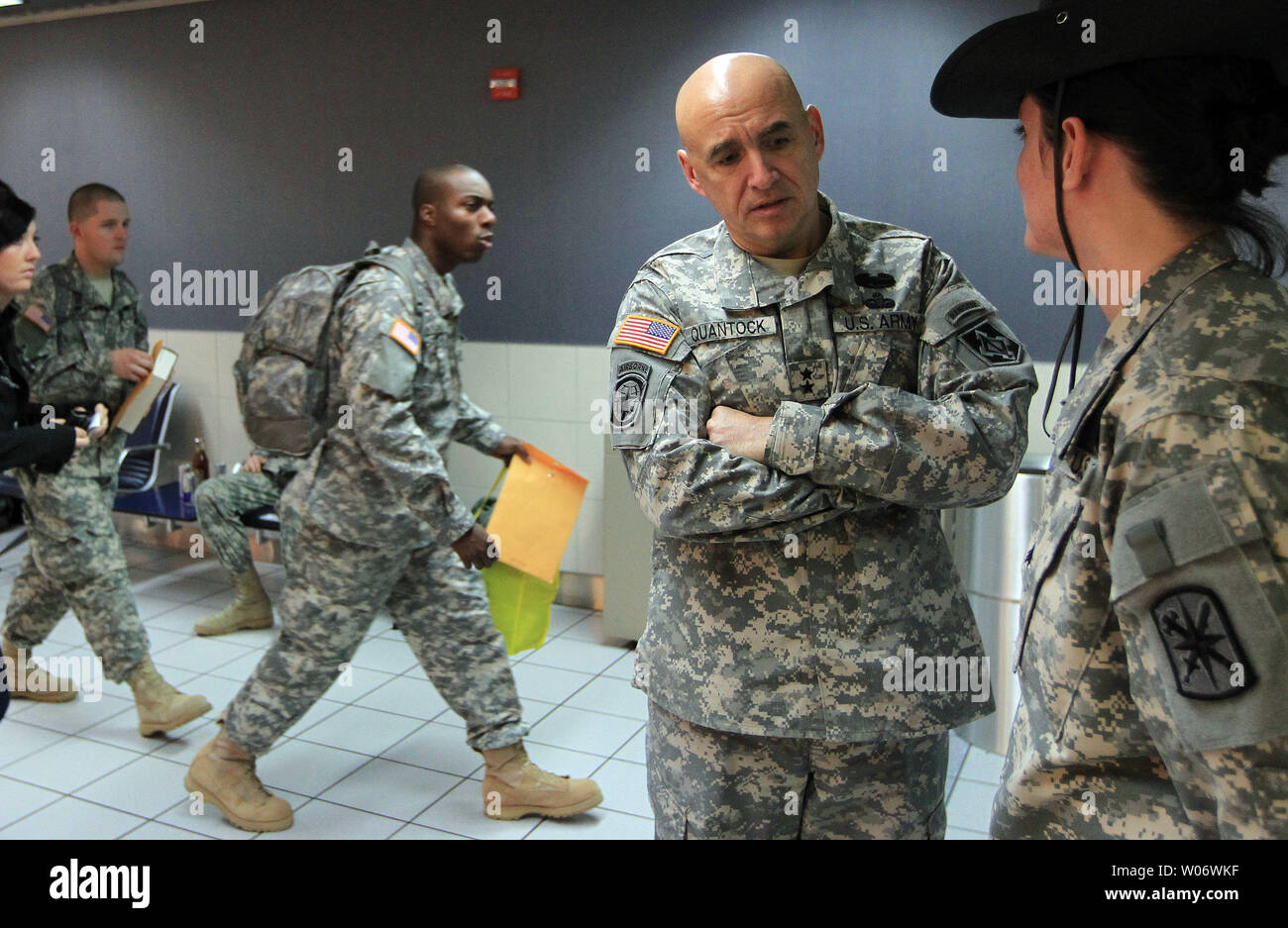 Brigadier General David Quantock Speaks To A Master Sargeant As Soilders From Fort Leonard Wood Board Flights For Home At Lambert St Louis International Airport In St Louis On December 19 2010 Nearly Living at the intersection of philosophy, technology, library science, social engagement, arts & culture, diving & global sensibility. alamy