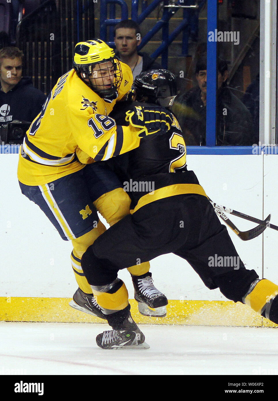 Ice hockey check hi-res stock photography and images - Alamy