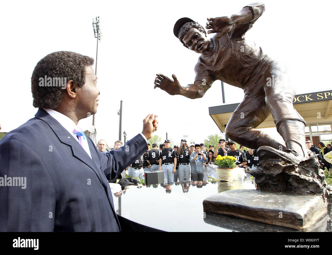 Lou Brock Sculpture Unveiled Monday on Lindenwood Campus - Lindenwood  University Athletics