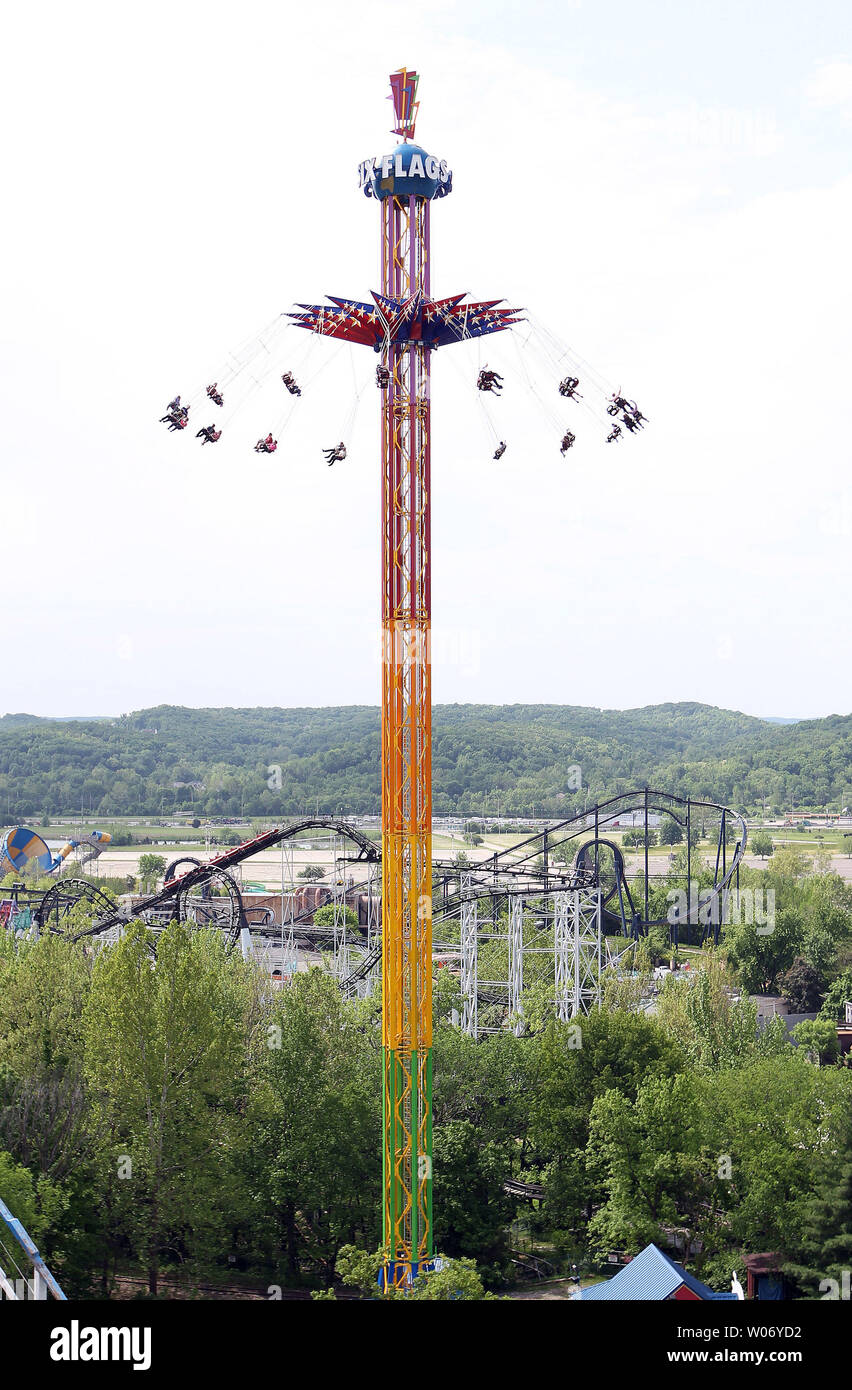 https://c8.alamy.com/comp/W06YD2/spinning-around-with-feet-dangling-at-speeds-up-to-43-mph-guests-enjoy-the-new-skyscreamer-at-236-feet-at-six-flags-st-louis-in-eureka-missouri-on-may-12-2011-the-skyscreamer-is-the-tallest-ride-in-the-park-is-opening-for-six-flags-st-louis-40th-anniversary-season-upibill-greenblatt-W06YD2.jpg