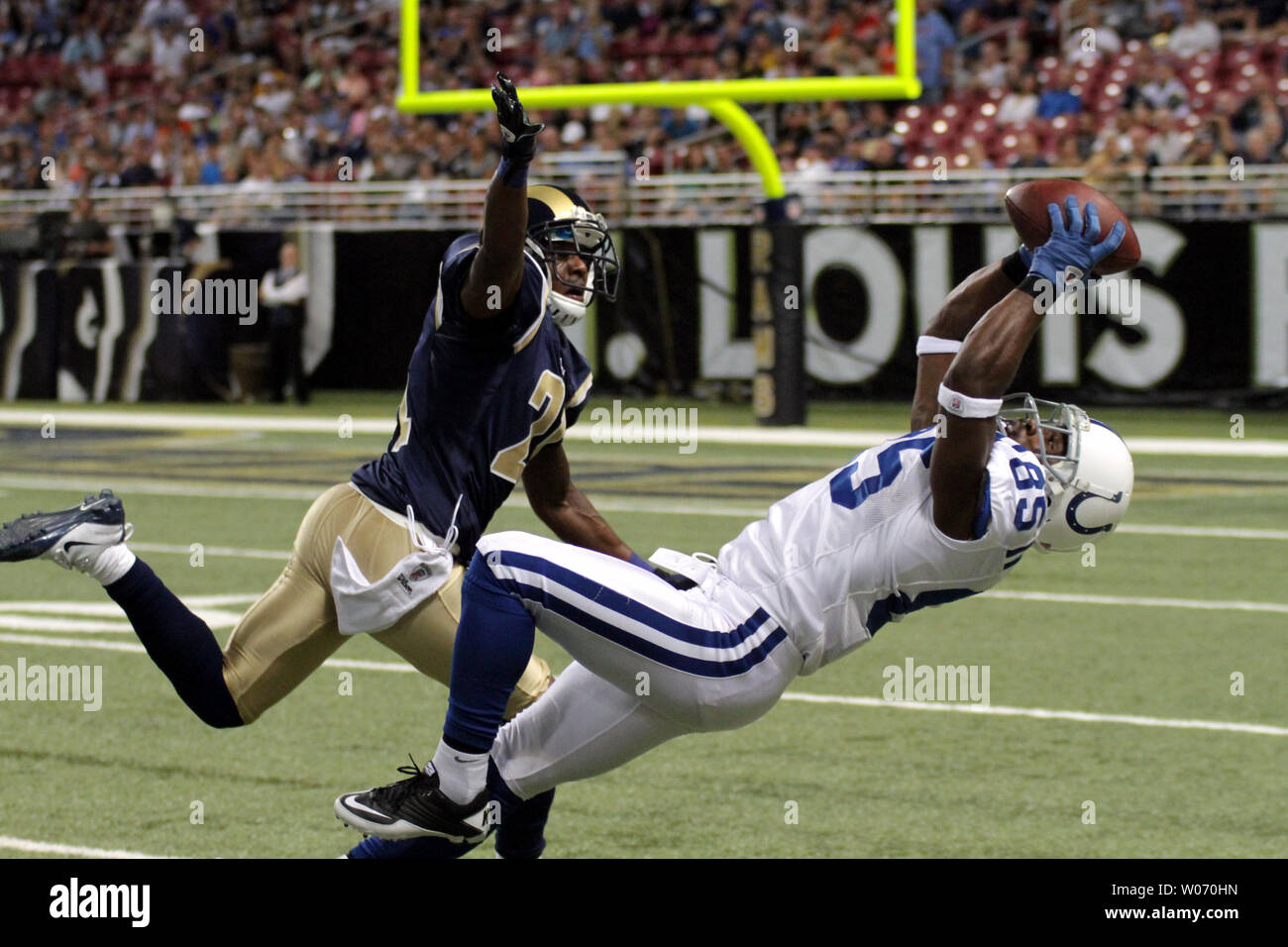 Indianapolis Colts reciever lays out to make a outstanding catch ...