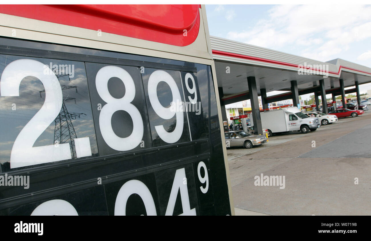 Business is brisk at this Quik Trip gas station in St. Louis on September 27, 2011, as prices on regular unleaded, continue to drop. Recent economic worries, lower corn prices and falling crude oil prices are leading to the decline in prices. UPI/Bill Greenblatt Stock Photo