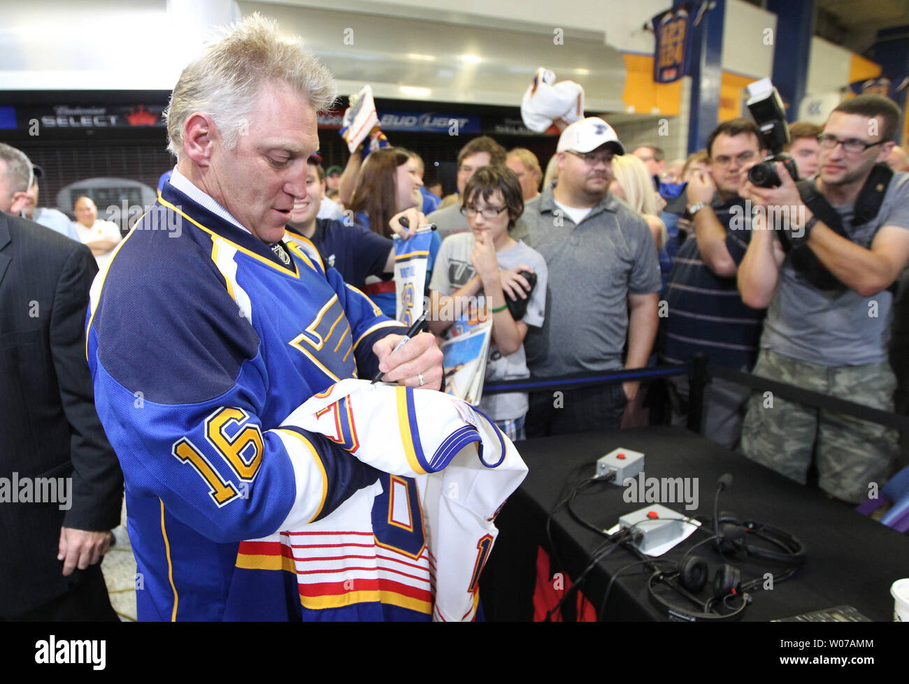 Former St. Louis Blues great Brett Hull (L) greets former teammate  defenseman Al MacInnis during a pre-game ceremony where the Blues retired  McInnis' number 2 jersey at the Savvis Center in St.