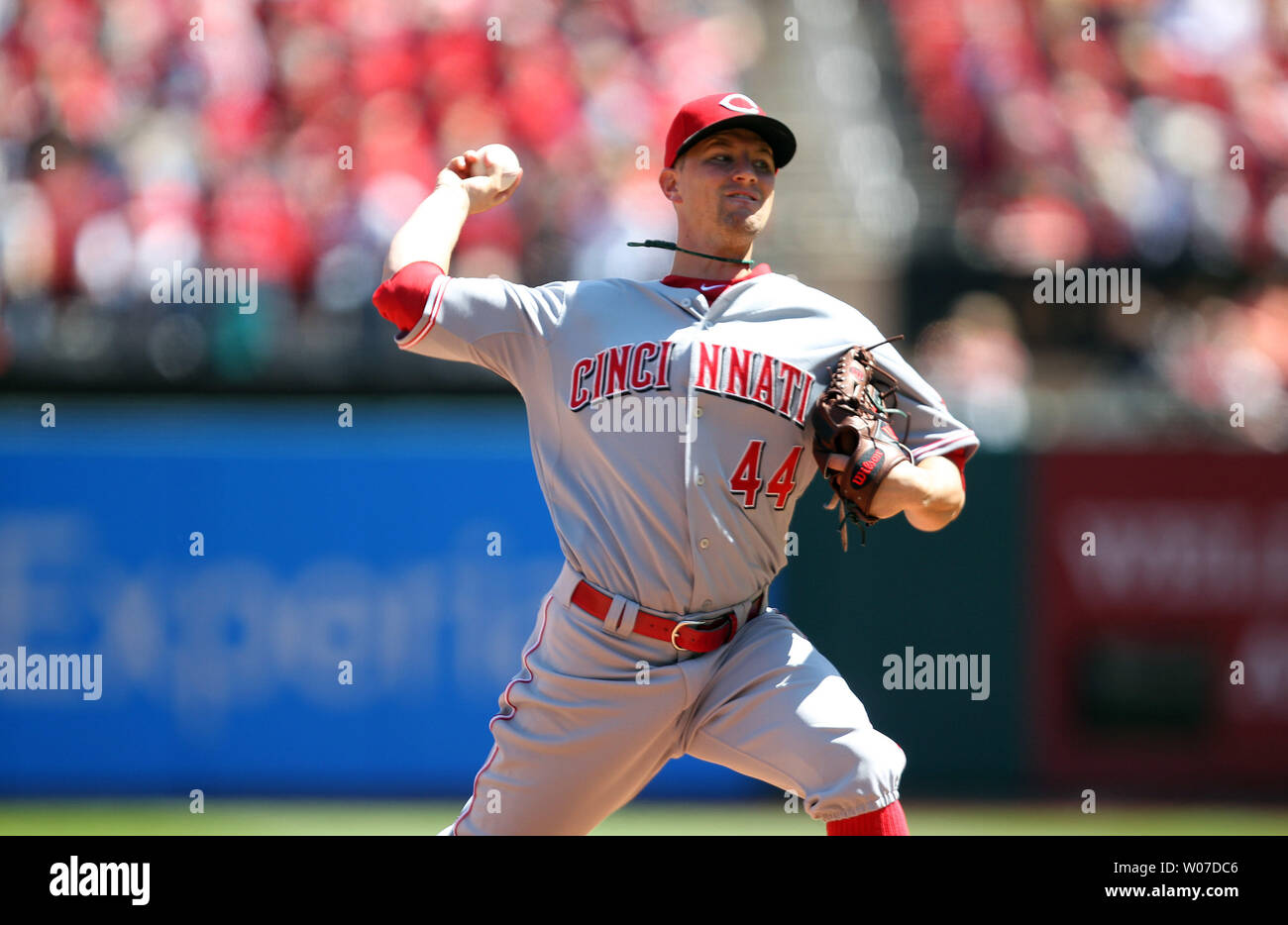 Cincinnati Reds starting pitcher Mike Leake delivers a pitch to the St ...