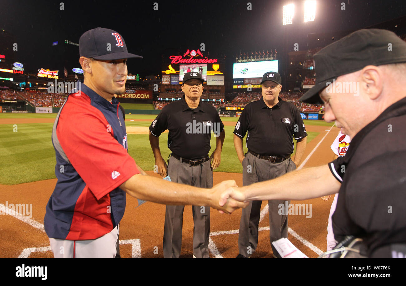 Photo: Umpire Lance Barksdale Give St. Louis Cardinals Catcher