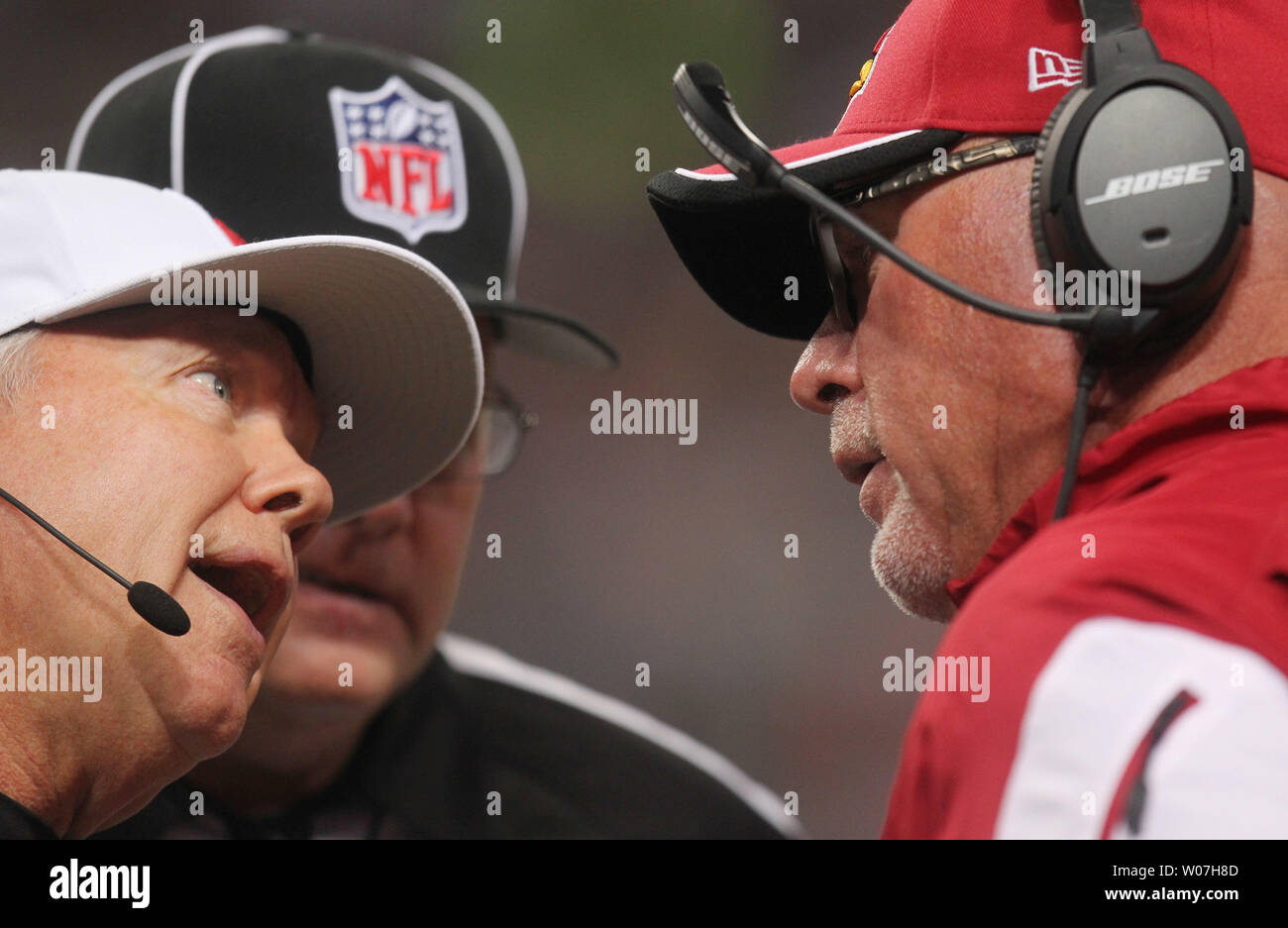 NFL referee Walt Coleman tries to explain a call to Arizona Cardinals