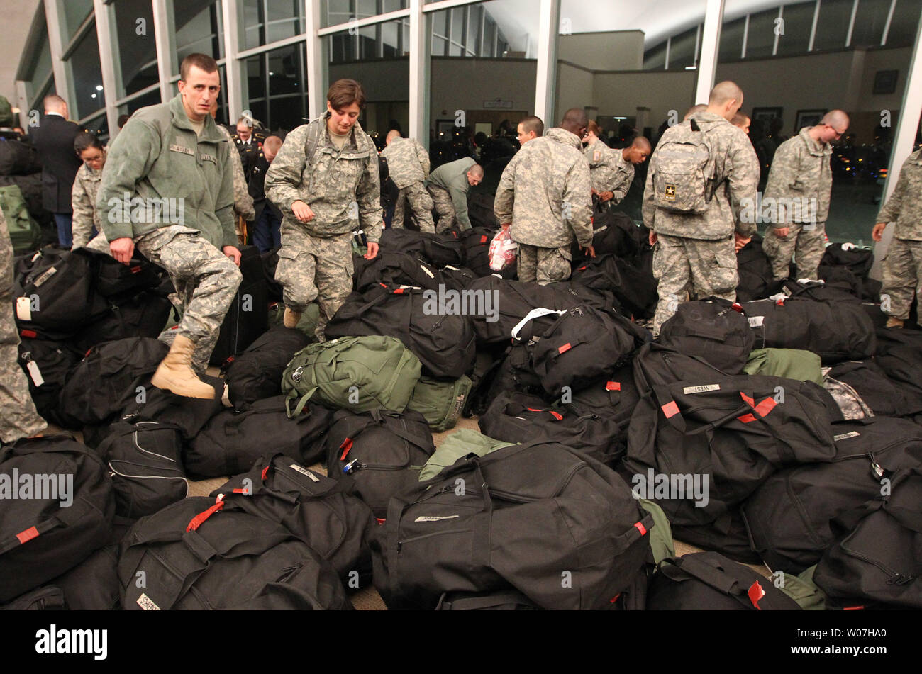 soldiers-look-for-their-bags-in-a-pile-during-holiday-block-leave-at