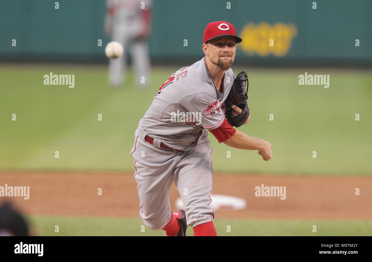 Cincinnati Reds starting pitcher Mike Leake delivers a pitch to the St ...