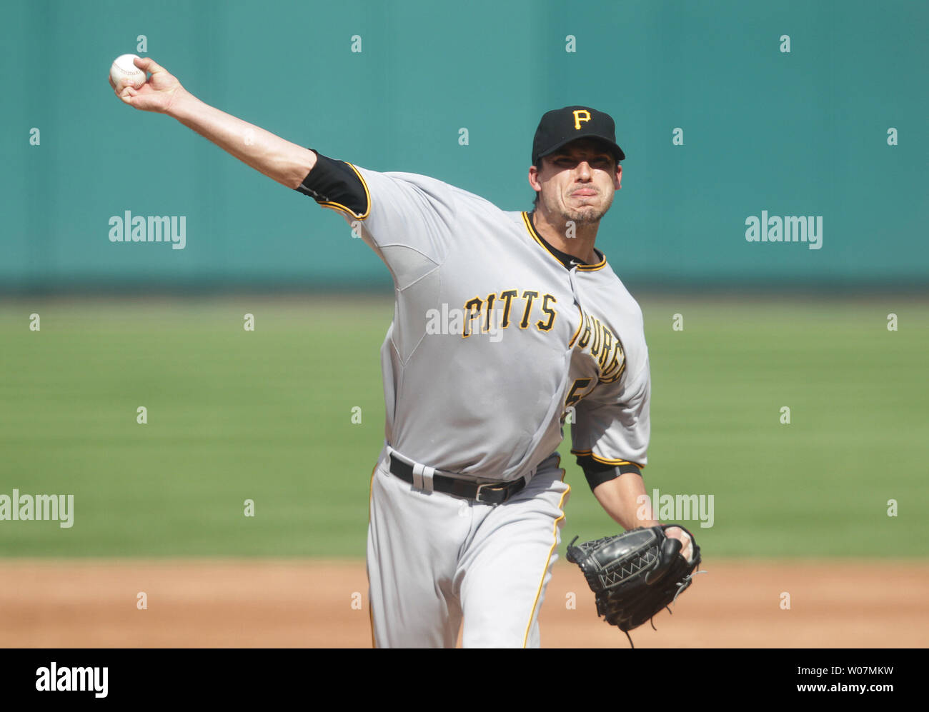 Pittsburgh Pirates starting pitcher Charlie Morton delivers a pitch to ...