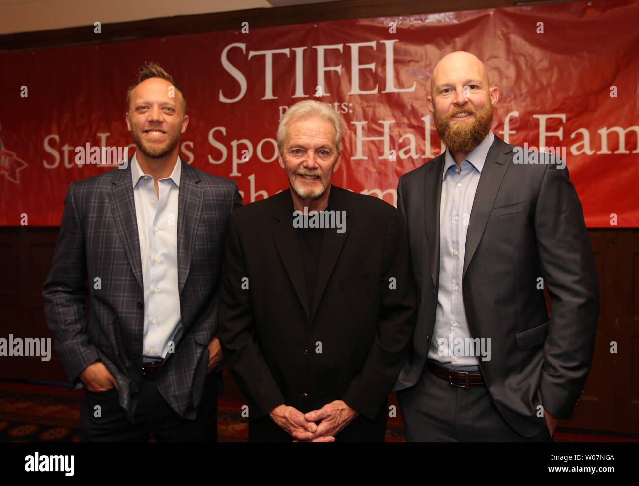 Former St. Louis Cardinals pitching coach Dave Duncan (C) stands with