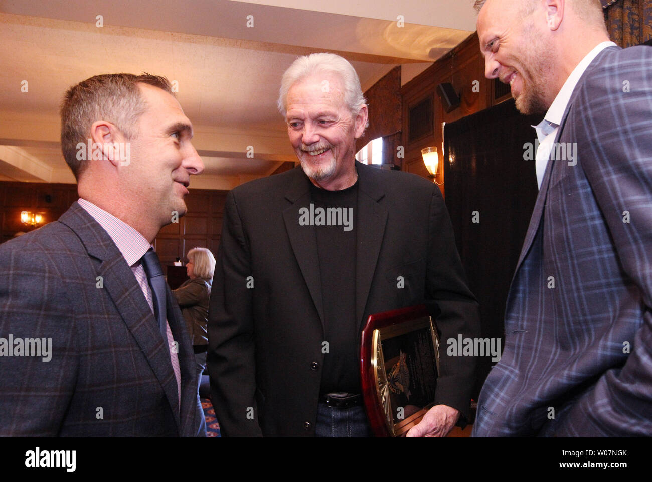 Former St. Louis Cardinals pitching coach Dave Duncan (C) shares a