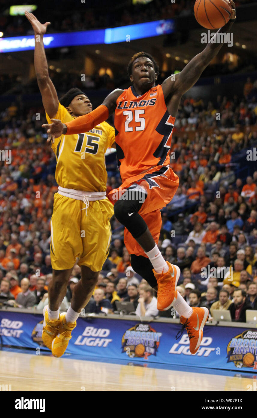 Illinois Illini Kendrick Nunn goes in for the layup past Missouri