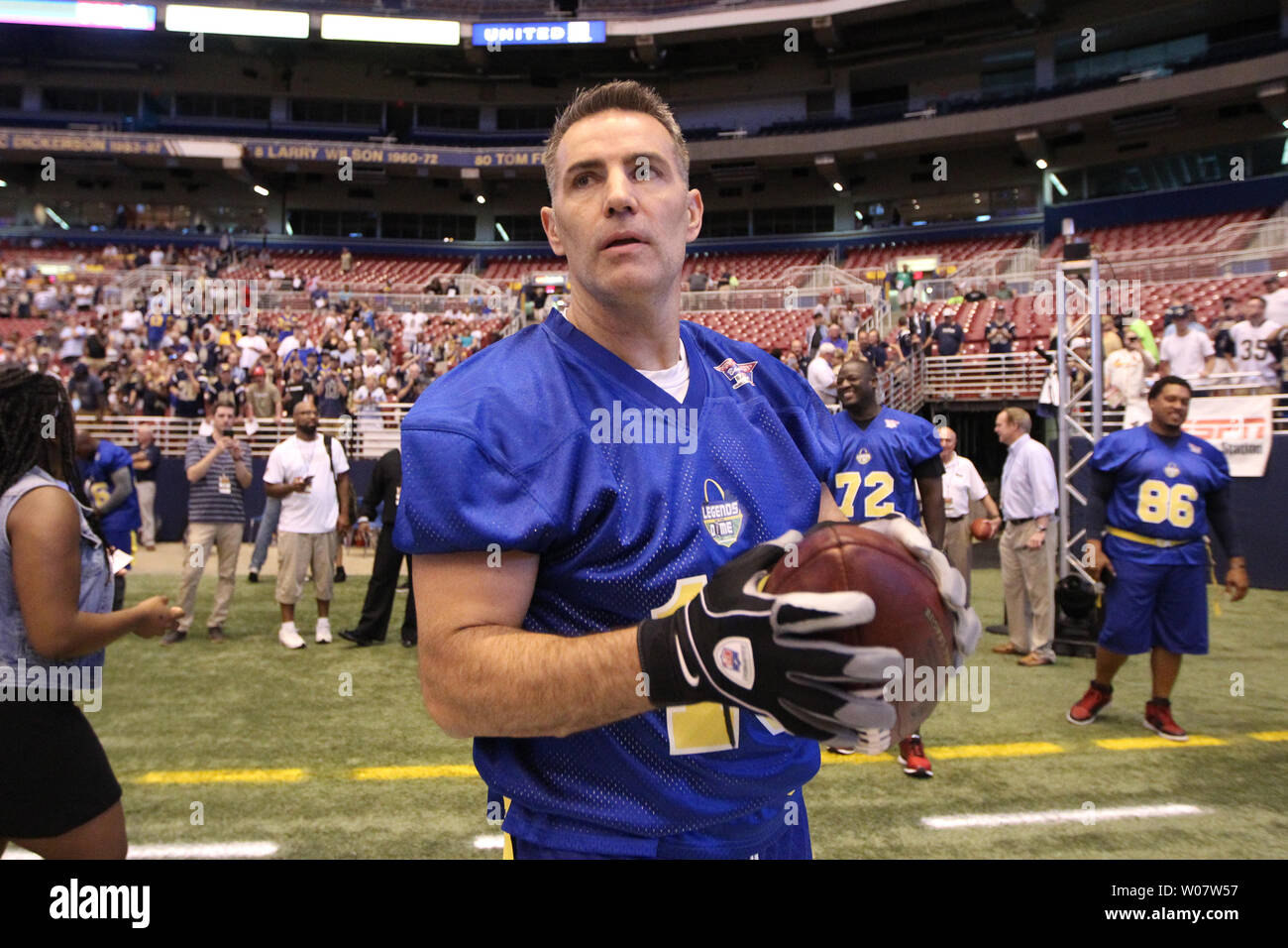 Arizona Cardinals quarterback Kurt Warner (L) talks with former teammate  St. Louis Rams Isaac Bruce, after the Cardinals defeated the Rams 38-28, at  the Edward Jones Dome in St. Louis on November