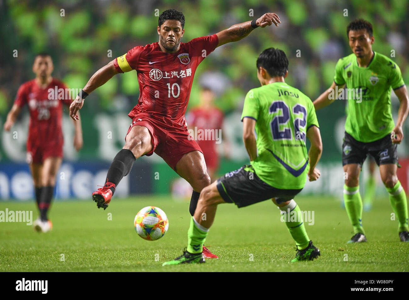 Brazilian football player Givanildo Vieira de Sousa, known as Hulk, left, of China's Shanghai SIPG F.C. passes the ball against Kim Jin-su of South Korea's Jeonbuk Hyundai Motors F.C. in the quarter-final match during the 2019 AFC Champions League in Jeonju, South Korea, 26 June 2019. Shanghai SIPG needed penalties to secure their place in the quarter-finals of the AFC Champions League on Wednesday, with Oscar scoring the final spot-kick to take the Chinese Super League champions past two-time winners Jeonbuk Hyundai Motors with a 5-3 penalty shootout win. Stock Photo