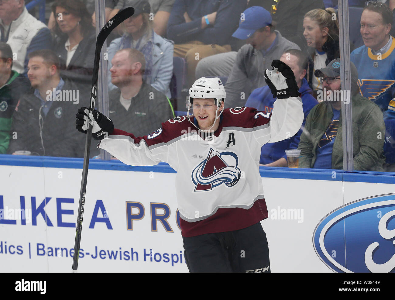 10,042 Nathan Mackinnon Avalanche Stock Photos, High-Res Pictures, and  Images - Getty Images