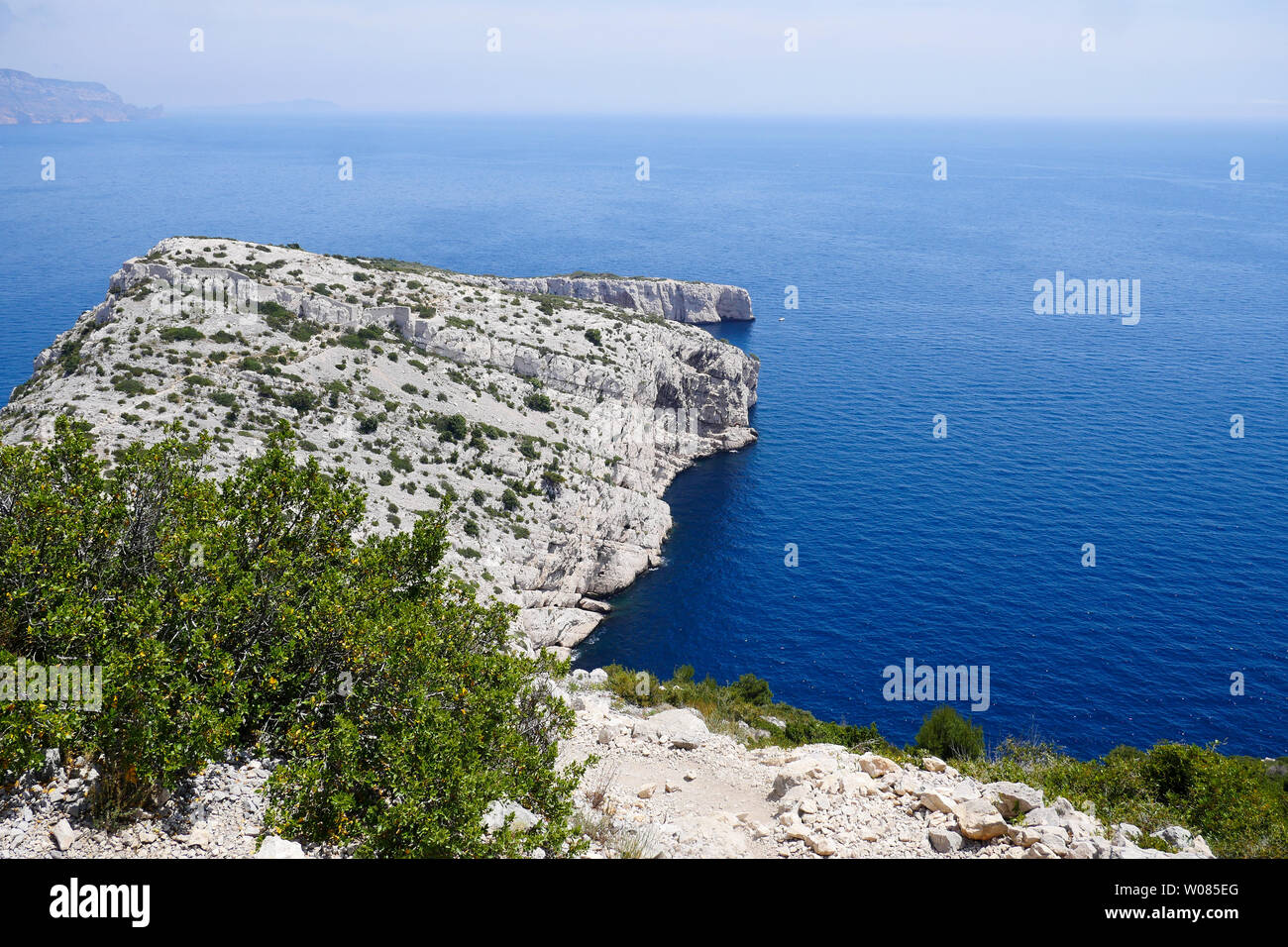 Cap Morgiou and Calanque of La Triperie, the calanques of Marseille,  Bouches-du-Rhone, France Stock Photo - Alamy