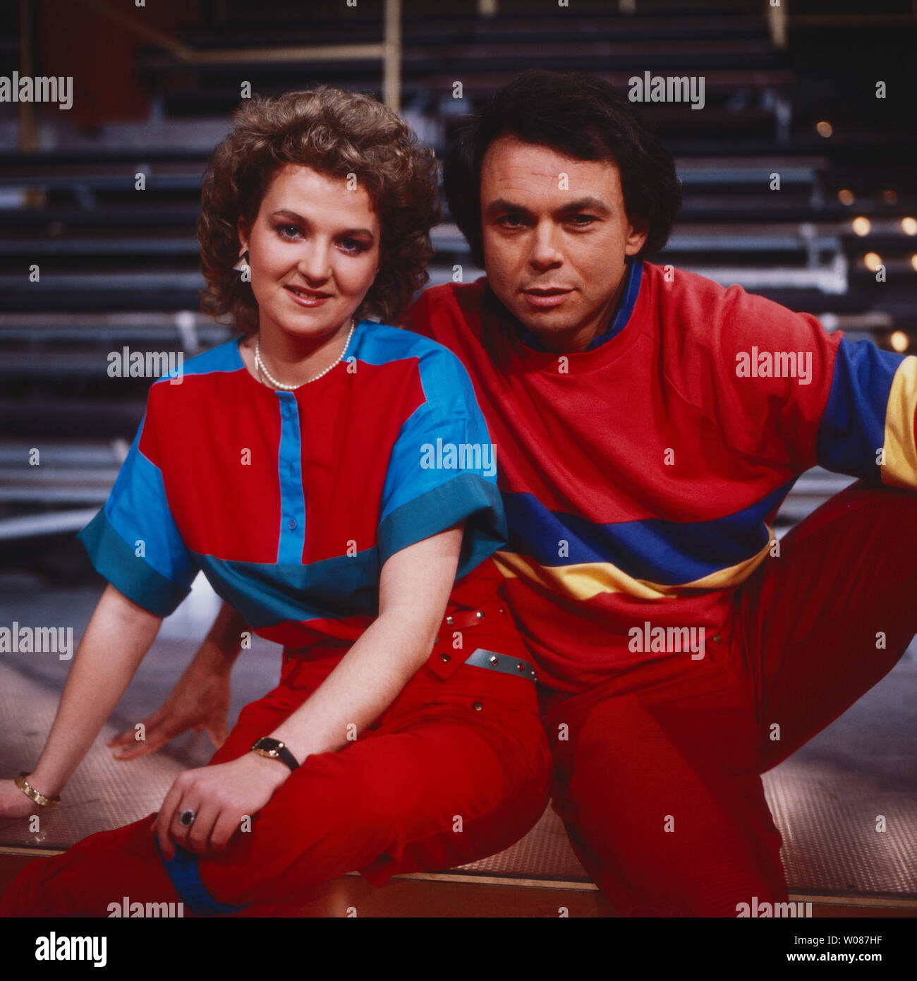 Nickerbocker und Biene, aka Nikolaus Kalita und Sabine Kopera, mit ihrem Hit 'Hallo Klaus (I wü nur zruck)' im deutschen Fernsehen, Deutschland 1983. Stock Photo