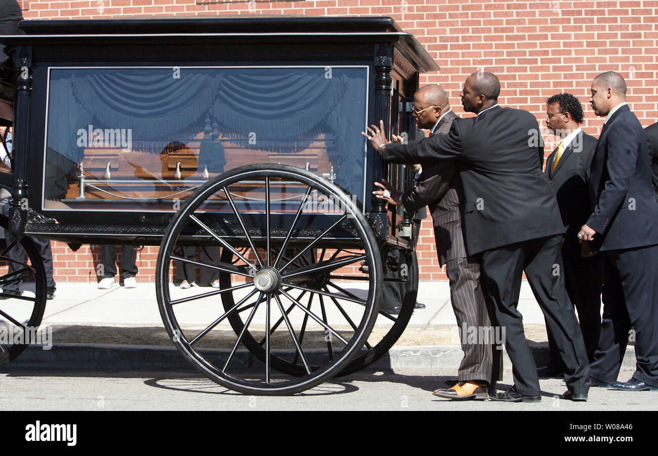 Pallbearers close the door on a horsedrawn carriage containing his casket of Denver Broncos running back Damien Nash outside of the Friendly Temple Missionary Baptist Church after a service in St. Louis on March 5, 2007. Nash, 24, who is from St. Louis, died on February 24, after playing in a charity basketball game. (UPI Photo/Bill Greenblatt) Stock Photo