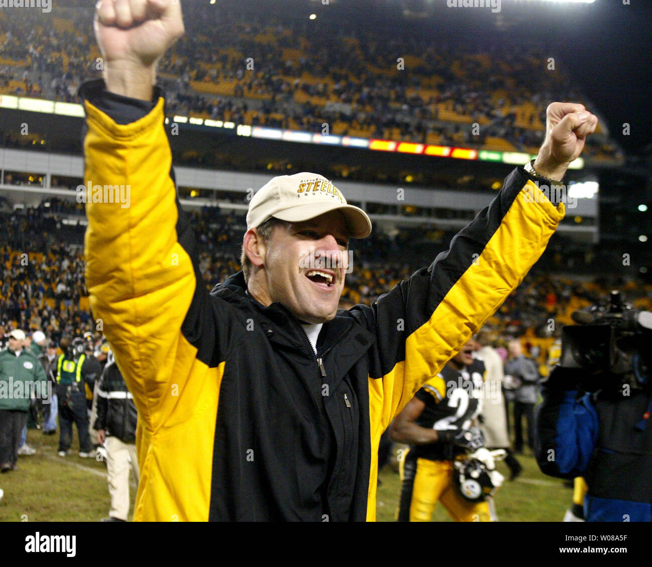 Pittsburgh Steelers Jerome Bettis and quarterback Ben Roethlisberger  reviews the photos on the sidelines of their touchdown in the fourth  quarter at Heinz Field on December 12, 2004 . The Steelers defeated