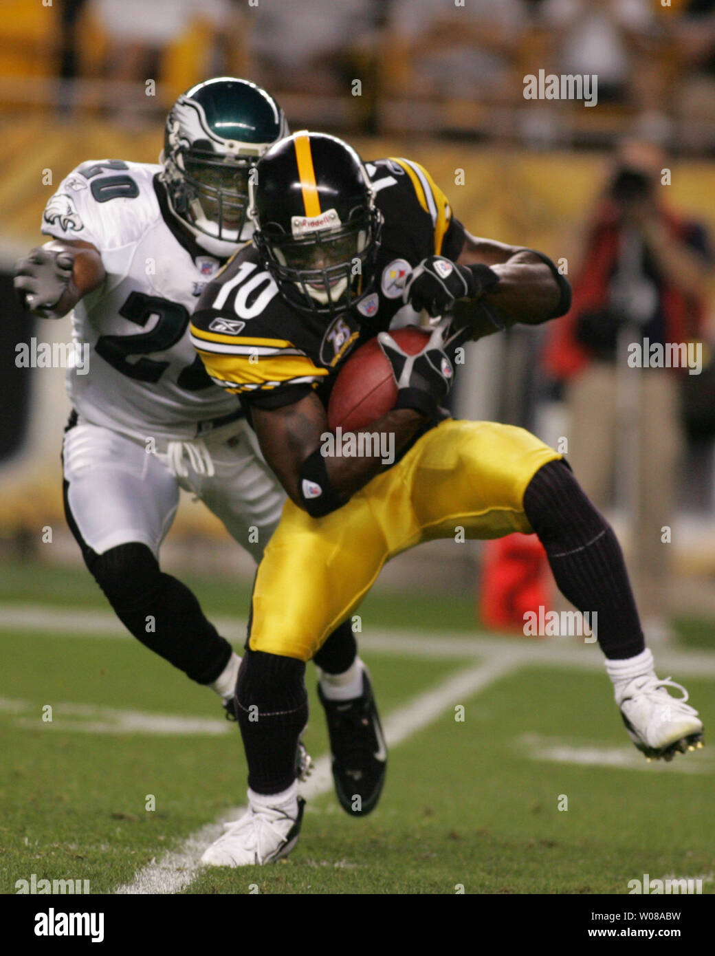 Pittsburgh Steelers Santonio Holmes pulls in a pass from Ben Roethlisberger, and is taken down by Philadelphia Eagles Brian Dawkins during the second quarter at Heinz Field in Pittsburgh, Pennsylvania on August 26, 2007.  (UPI Photo/Stephen Gross) Stock Photo
