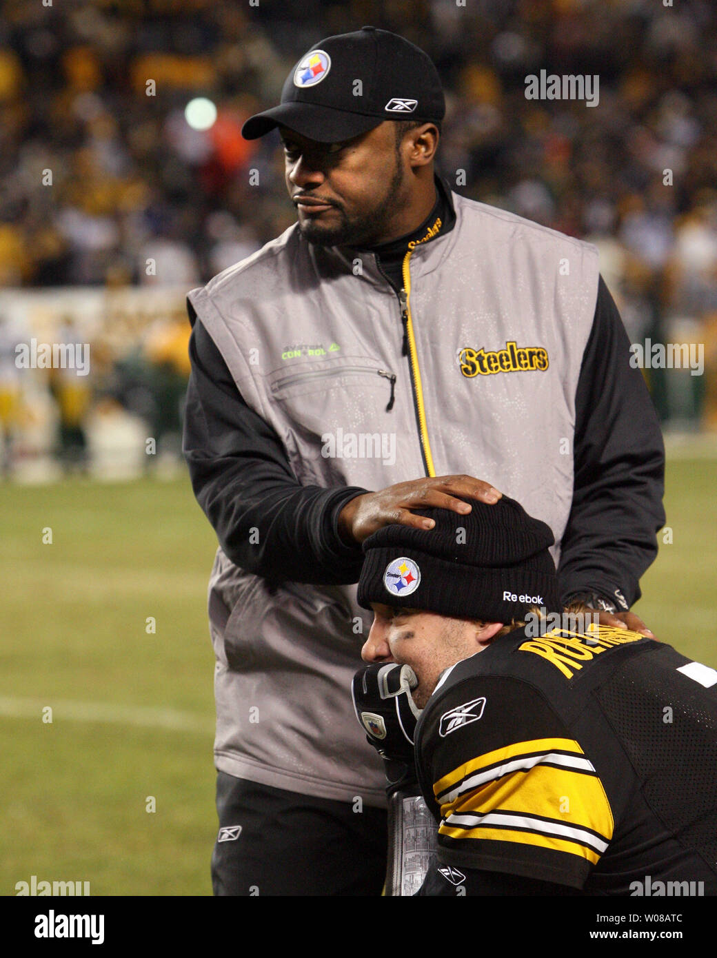 Pittsburgh Steelers head coach Mike Tomlin and quarterback Ben  Roethlisberger look on as Jeff Reed tries a extra point to win the game  late in the fourth quarter against the Green Bay