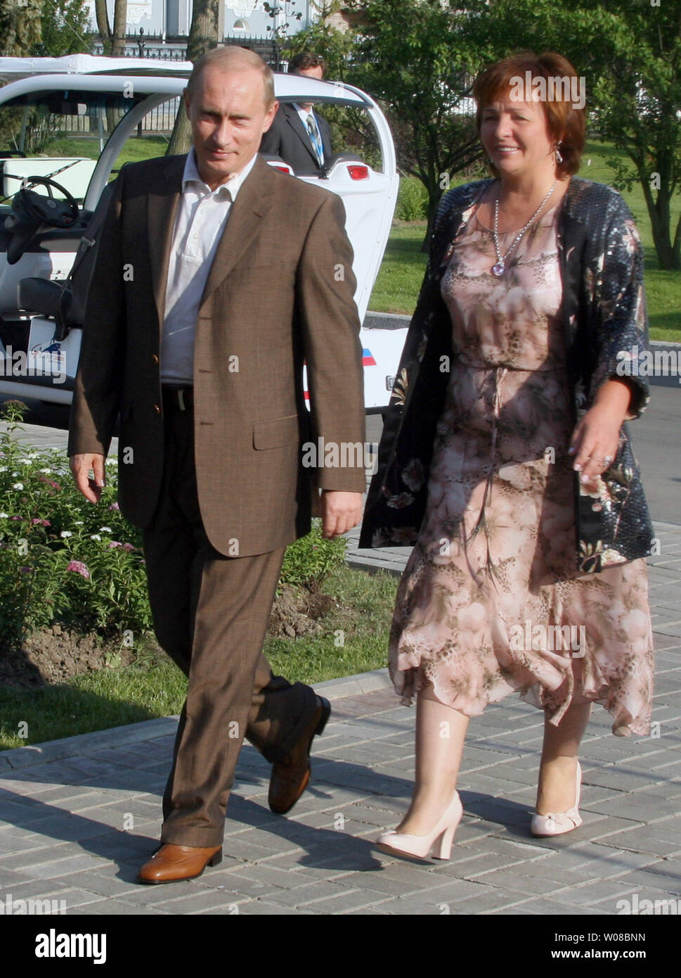 Russian President Vladimir Putin arrives with his wife Lyudmila to have dinner with U.S. President George W. Bush at the Italian Guest House in the Konstantinovsky Palace Complex in Strelna, in the outskirts of St. Petersburg on July 14, 2006. Bush is visiting Russia to attend the G8 summit this weekend. (UPI Photo/Anatoli Zhdanov) Stock Photo