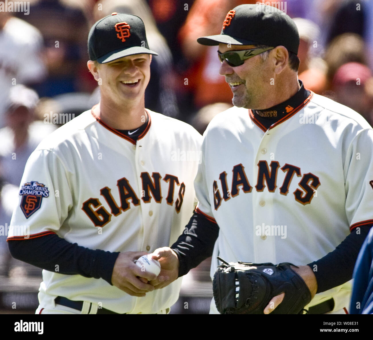 san-francisco-giants-manager-bruce-bochy-r-hands-the-ball-to-pitcher