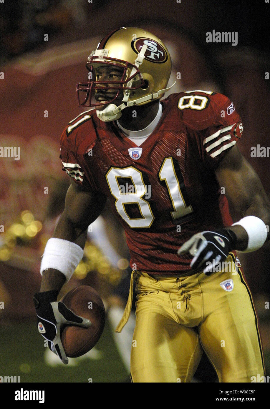 San Francisco 49ers wide receiver Terrell Owens turns to look at the Pittsburgh Steelers after racing 61 yards with a Tim Rattay pass for a first quarter TD in San Francisco, November 17, 2003. The 49ers defeated the Steelers 30-14.   (UPI Photo/Bruce Gordon) Stock Photo