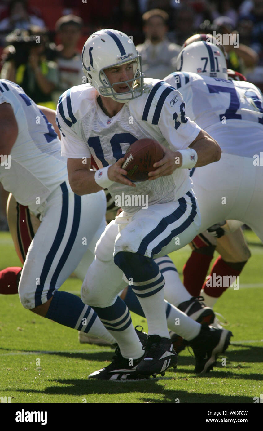 Indianapolis Colts QB Peyton Manning looks to hand off against the San Francisco 49ers at Monster Park in San Francisco on October 9, 2005.  (UPI Photo/Terry Schmitt)t) Stock Photo